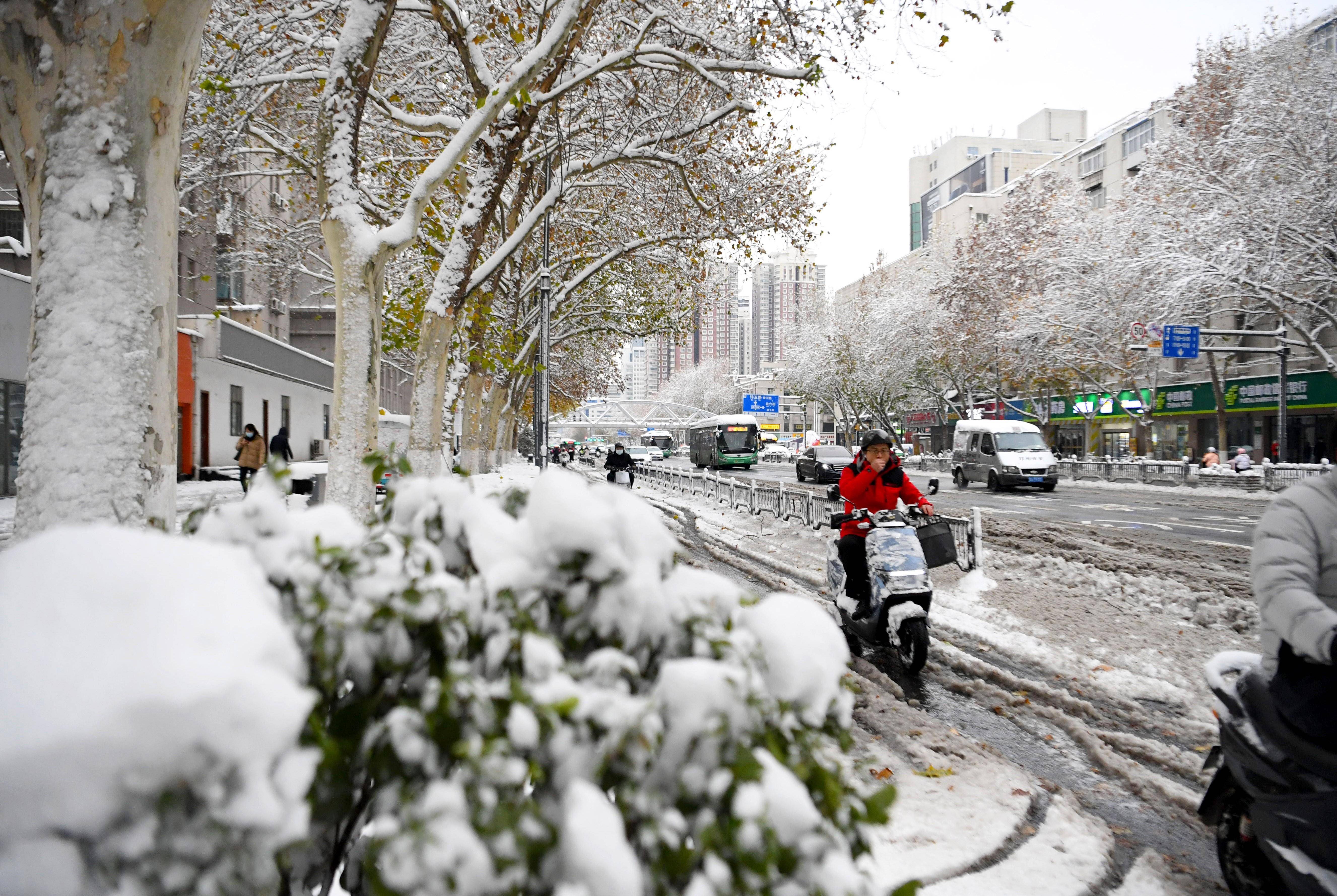 郑州出现大暴雪(郑州出现大暴雪是真的吗)